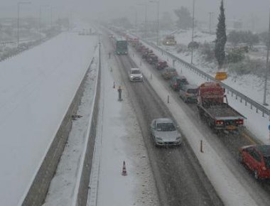 Ταλαιπωρία για 3.000 εγκλωβισμένους οδηγούς στην Ε.Ο. Πατρών-Κορίνθου - Αποκαταστάθηκε η κυκλοφορία (upd)